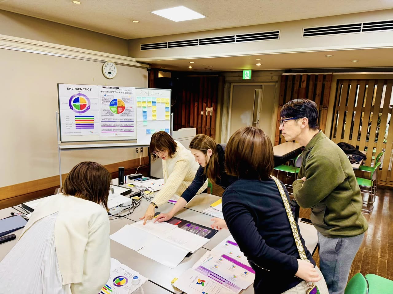 JQUALIAの研修の様子 — チームで学び合う場面