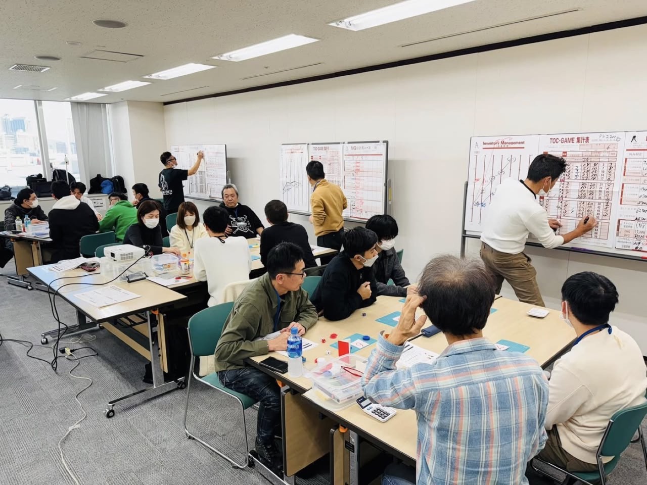 付箋で業務の流れを整理するチーム
